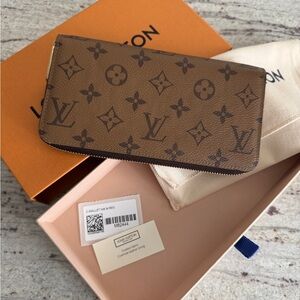 LOUIS VUITTON | Zippy wallet in monogram reverse M82444